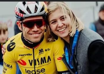 In een recente wending die de aandacht van wielerfans in heel Europa heeft getrokken, heeft Sarah, een nauwe bekende van de Belgische wielrenner Wout van Aert, publiekelijk haar twijfels uitgesproken over zijn eerlijkheid. “Ik verdenk hem nog steeds,”