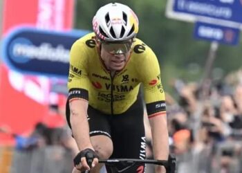 “Er zijn hier 200 renners, van wie er 150 in de vlucht willen zitten” – Wout van Aert beschrijft titanengevecht om de ontsnapping.