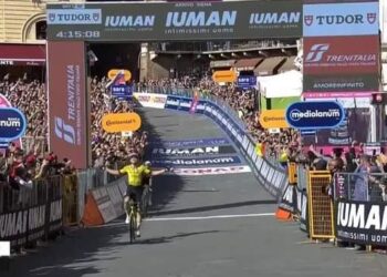 Wout van Aert boekt indrukwekkende zege in epische negende etappe van de Giro d’Italia