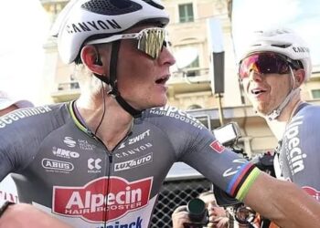 TUSSENSPRINT: Hoog Bezoek in de Giro, Van der Poel Laat de Beer Los