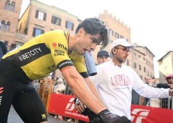 “Ik ben tot het uiterste gegaan” – Wout van Aert snakte naar adem na een tweede plaats op de loodzware dertiende etappe van de Giro d’Italia 2025.