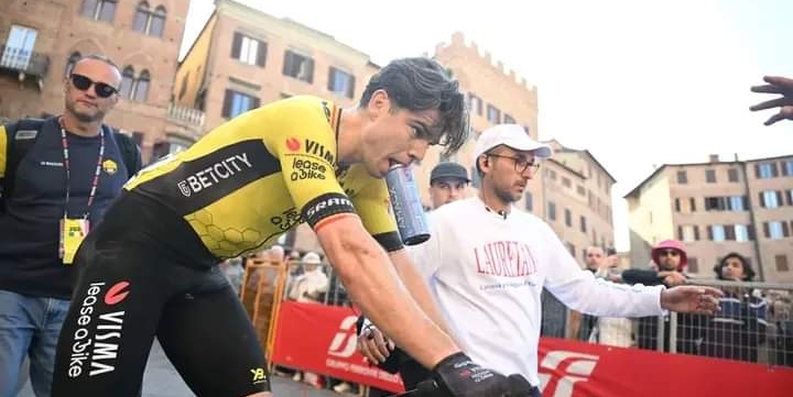“Ik ben tot het uiterste gegaan” – Wout van Aert snakte naar adem na een tweede plaats op de loodzware dertiende etappe van de Giro d’Italia 2025.