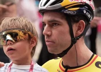 Van Aert krijgt flink op zijn donder: “Als je dit in de Tour doet…”