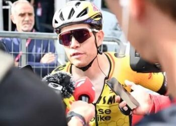 Wout van Aert bekritiseert rivalen na crashchaos in de Giro d’Italia: “Soms zouden ze gewoon hun verstand moeten gebruiken”