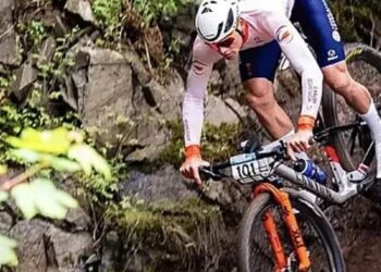 Ai! Van der Poel maakt comeback, maar het loopt al snel mis