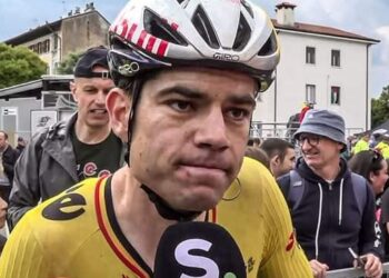 Wout van Aert verdedigt doorrijden na val en sneert naar klassementsteams: “Ze maken zelf stress”