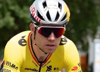 Wout van Aert beboet voor ongepast gedrag  Wout van Aert heeft een boete gekregen wegens ongepast gedrag: hij kreeg een boete voor wildplassen — hij had zich ontlast op een plek waar dat niet was toegestaan, met te veel publiek aanwezig, en werd daarom gestraft. Dit leverde Van Aert een boete op van 200 Zwitserse frank.