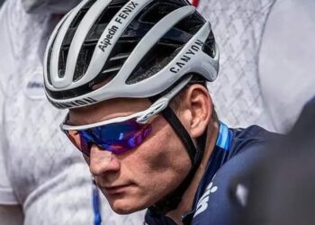 In verrassend wielernieuws heeft een insider details onthuld over een cruciale fout van toprenner Mathieu van der Poel, wat voor opschudding zorgt in de wielerwereld.