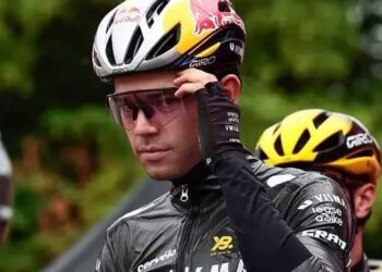 De Belgische wielerster Wout van Aert heeft fans aan het lachen gemaakt met een luchtige bekentenis over een onverwachte voedselblunder in de teambus.