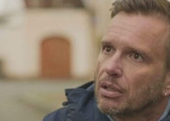 De populaire Vlaamse soap Familie heeft zijn kijkers opnieuw op het puntje van hun stoel gekregen met een bloedstollende seizoensfinale rond een spannende gijzeling. Fans zaten massaal aan het scherm gekluisterd terwijl hun geliefde personages één van de meest zenuwslopende momenten in de lange geschiedenis van de reeks meemaakten