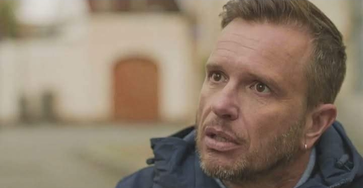 De populaire Vlaamse soap Familie heeft zijn kijkers opnieuw op het puntje van hun stoel gekregen met een bloedstollende seizoensfinale rond een spannende gijzeling. Fans zaten massaal aan het scherm gekluisterd terwijl hun geliefde personages één van de meest zenuwslopende momenten in de lange geschiedenis van de reeks meemaakten