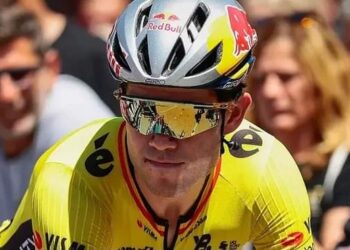 De Belgische wielrenner Wout van Aerta uitte zijn frustratie na een dramatische finale waarin hij nipt als tweede eindigde. Hij suggereerde dat er sprake was van een “akkoordje” tussen rivalen dat hem mogelijk de overwinning kostte.