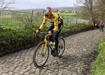 In schokkend nieuws dat de wielerwereld op zijn grondvesten doet trillen, is de Belgische wielrenner Wout van Aert betrokken geraakt bij een ernstig treinongeluk. Volgens vroege berichten vond het incident eerder vandaag plaats op een nog niet vrijgegeven locatie in België.