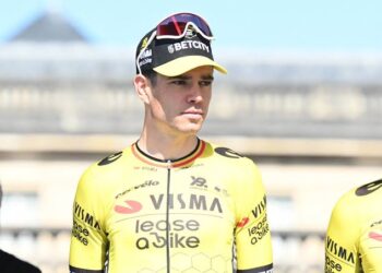 Na een nieuwe tegenslag voor Wout van Aert liepen de spanningen op tijdens een persconferentie, toen een journalist zijn toekomst en rol binnen het team in twijfel trok. Zijn ploegleider reageerde kalm maar beslist, wat veel aandacht trok binnen de wielerwereld.