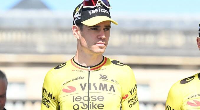 Na een nieuwe tegenslag voor Wout van Aert liepen de spanningen op tijdens een persconferentie, toen een journalist zijn toekomst en rol binnen het team in twijfel trok. Zijn ploegleider reageerde kalm maar beslist, wat veel aandacht trok binnen de wielerwereld.