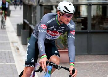 Triest nieuws:De Nederlandse wielrenner Mathieu van der Poel heeft tijdens een recente training een ernstige blessure opgelopen, wat twijfels oproept over zijn deelname aan aankomende wedstrijden. De 30-jarige renner van Alpecin-Deceuninck zou betrokken zijn geweest bij een zware valpartij terwijl hij zich voorbereidde op het volgende deel van zijn seizoen in 2025.