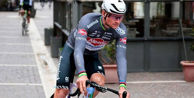 Triest nieuws:De Nederlandse wielrenner Mathieu van der Poel heeft tijdens een recente training een ernstige blessure opgelopen, wat twijfels oproept over zijn deelname aan aankomende wedstrijden. De 30-jarige renner van Alpecin-Deceuninck zou betrokken zijn geweest bij een zware valpartij terwijl hij zich voorbereidde op het volgende deel van zijn seizoen in 2025.