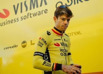 Breaking News: Het noodlot slaat opnieuw toe — Wout van Aert zal de Giro d’Italia, die aanstaande vrijdag van start gaat, missen vanwege ziekte. Team Visma krijgt daarmee een flinke tegenslag te verwerken, nu hun Giro-droom langzaam in duigen lijkt te vallen.