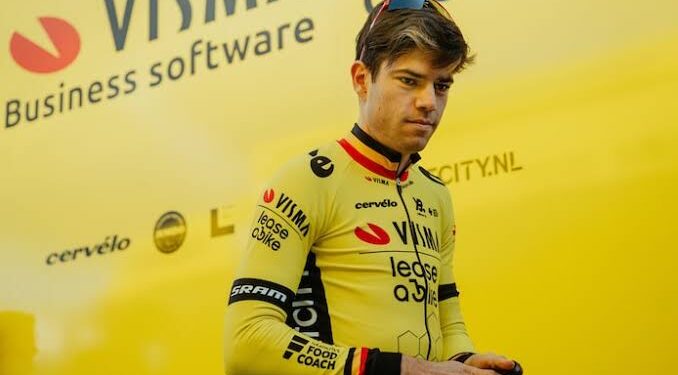 Breaking News: Het noodlot slaat opnieuw toe — Wout van Aert zal de Giro d’Italia, die aanstaande vrijdag van start gaat, missen vanwege ziekte. Team Visma krijgt daarmee een flinke tegenslag te verwerken, nu hun Giro-droom langzaam in duigen lijkt te vallen.