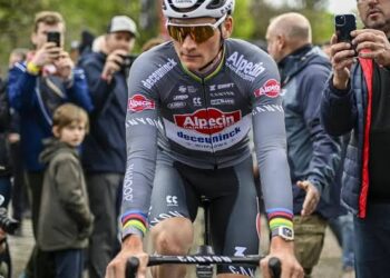 Mathieu van der Poel staat opnieuw in het middelpunt van de aandacht, maar dit keer zorgt het voor onrust binnen zijn eigen team. Het management van Alpecin-Deceuninck heeft groeiende bezorgdheid geuit over het recente gedrag en de gemoedstoestand van de Nederlandse superster.