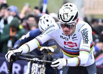 Journalist maakt gehakt van Mathieu van der Poel: “Een chagrijnige puber”