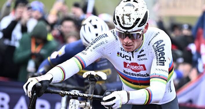 Journalist maakt gehakt van Mathieu van der Poel: “Een chagrijnige puber”