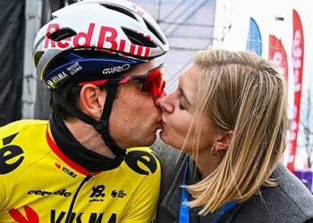 Sarah van Aert, de echtgenote van de Belgische wielersuperster Wout van Aert, heeft haar stilte doorbroken over de aanhoudende moeilijkheden van haar man in de Giro d’Italia 2025. Haar emotionele en onthullende verklaring heeft een schokgolf teweeggebracht in de wielerwereld.