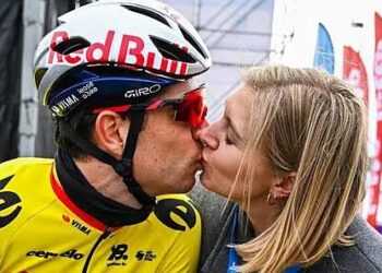 De Belgische wielerster Wout van Aert en zijn vrouw, Sarah Debbie, blijven wereldwijd de harten van fans veroveren met hun sterke en liefdevolle relatie.Bekijk meer👇