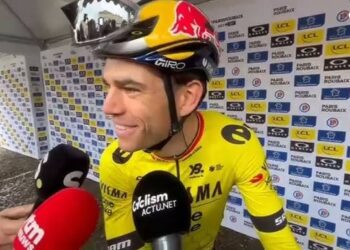 Na een nieuwe tegenslag voor Wout van Aert liepen de spanningen op tijdens een persconferentie, toen een journalist zijn toekomst en rol binnen het team in twijfel trok. Zijn ploegleider reageerde rustig maar beslist, wat veel aandacht trok in de wielerwereld.