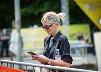 BREAKING:In een verrassende en openhartige verklaring heeft Roxanne Bertels, de langdurige vriendin van wielersterv Mathieu van der Poel, publiekelijk bekendgemaakt dat ze niet langer geïnteresseerd is in het voortzetten van hun relatie