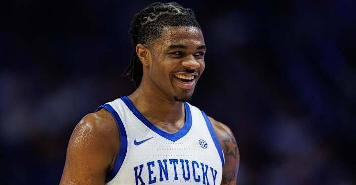In a decisive move, Otega Oweh has officially announced that he will remain in the 2025 NBA Draft, ending all speculation about a possible return to the University of Kentucky. The dynamic guard, who transferred from Oklahoma and quickly made an impact with the Wildcats, confirmed that his focus is now fully on beginning his professional basketball career.