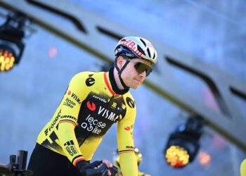 Breaking nieuws:In een verrassende aankondiging is de Belgische wielrenner Wout van Aert door ESPN uitgeroepen tot beste wielrenner ter wereld