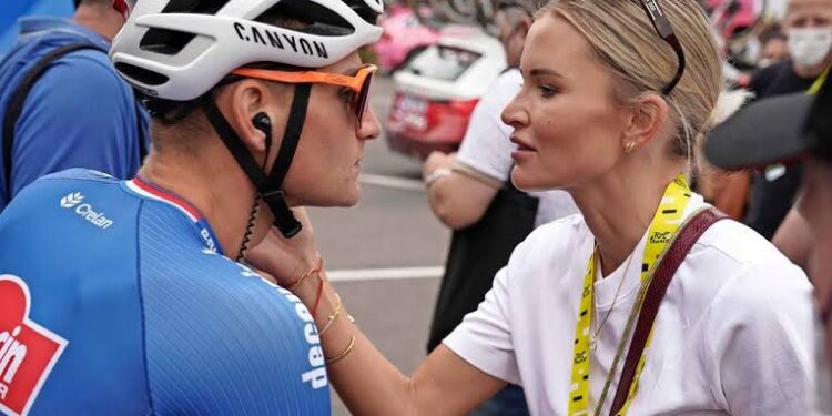 Mathieu van der Poel viert jubileum met Roxanne Bertels: “Ik zal er altijd voor je zijn” lees meet👇