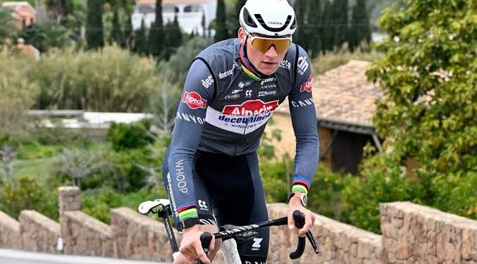 De Nederlandse wielerster Mathieu van der Poel heeft duidelijk gemaakt dat hij geen druk voelt om zijn plek tussen de groten van de sport te rechtvaardigen. In een gesprek met journalisten voorafgaand aan zijn komende wedstrijden zei van der Poel zelfverzekerd: “Ik hoef mezelf aan niemand te bewijzen.”👇