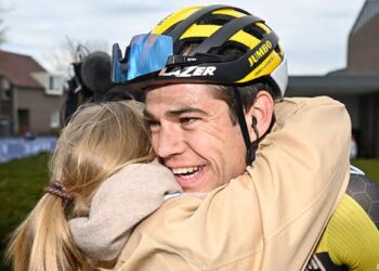 De Belgische wielerkampioen Wout van Aert sprak onlangs openlijk over zijn privéleven en deelde een ontroerend detail over hoe hij zijn vrouw, Sarah De Bie, heeft leren kennen.