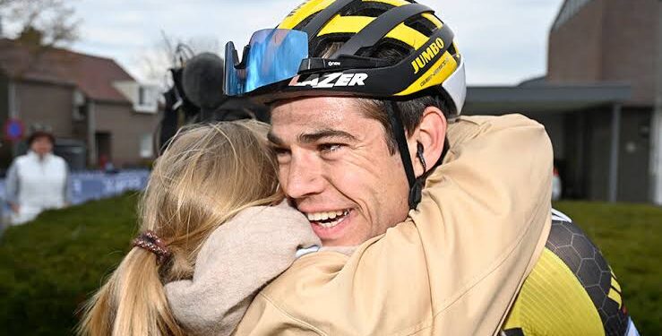 De Belgische wielerkampioen Wout van Aert sprak onlangs openlijk over zijn privéleven en deelde een ontroerend detail over hoe hij zijn vrouw, Sarah De Bie, heeft leren kennen.