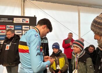 Wout van Aert schenkt prestigieuze trui aan trouwe fan in hartverwarmend gebaar