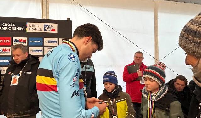 Wout van Aert schenkt prestigieuze trui aan trouwe fan in hartverwarmend gebaar