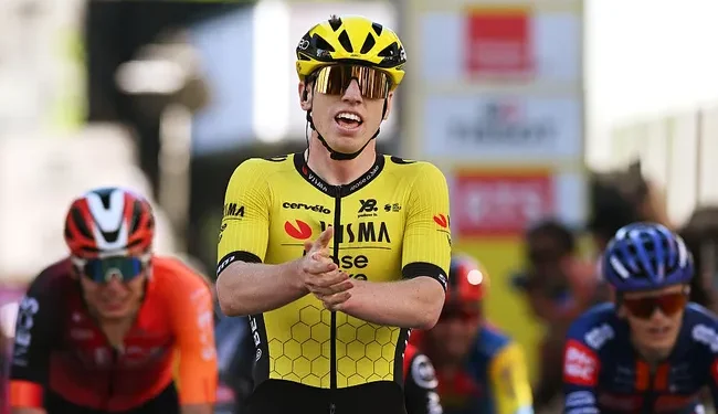 Wout van Aert gaf fans onlangs een zeldzaam kijkje achter de schermen van zijn voorbereiding op de Giro d’Italia. Hij onthulde daarbij zijn intensieve trainingsschema’s, herstelmethoden en mentale aanpak, met als doel een sterke comeback na blessureleed.