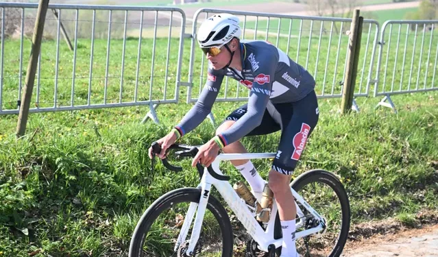 Van der Poel Terug op de Weg Slechts Eén Week na Crash — Zonder Brace👇