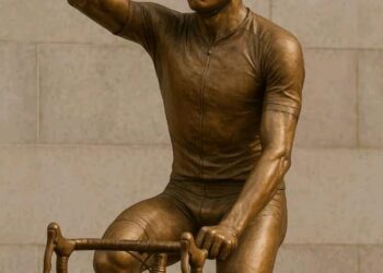 Breaking News: Een gigantisch levend bronzen beeld van Wout van Aert onthuld in België