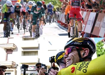 José De Cauwer zag Van Aert (letterlijk) vleugels krijgen: “En er komen nog veel etappes voor hem aan”