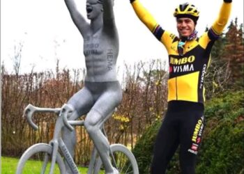 😍❤️ Een symbool van triomf: Team Jumbo-Visma onthult standbeeld ter ere van Wout van Aert voor zijn vasthoudendheid en bijdragen