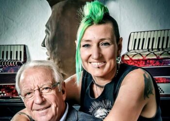 💔 Wout van Aert betuigt zijn oprechte medeleven aan José De Cauwer na het verlies van zijn dochter Debbie en vraagt ​​fans om te bidden en mee te leven met de familie in hun rouwperiode.