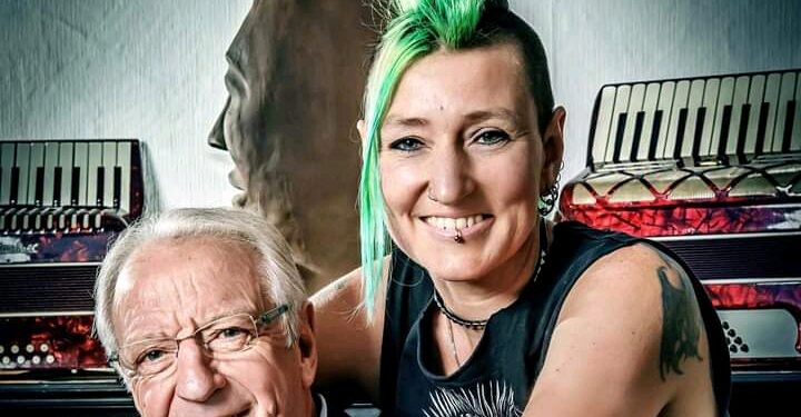 💔 Wout van Aert betuigt zijn oprechte medeleven aan José De Cauwer na het verlies van zijn dochter Debbie en vraagt fans om te bidden en mee te leven met de familie in hun rouwperiode.