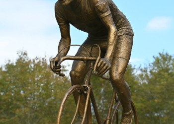BREAKING NEWS: Gigantisch bronzen beeld van Raymond “PouPou” Poulidor onthuld in Centraal-Frankrijk ter ere van de nalatenschap van wielerlegende en zijn bijdrage aan de mensheid