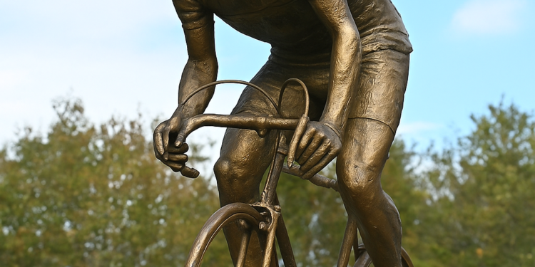 BREAKING NEWS: Gigantisch bronzen beeld van Raymond “PouPou” Poulidor onthuld in Centraal-Frankrijk ter ere van de nalatenschap van wielerlegende en zijn bijdrage aan de mensheid