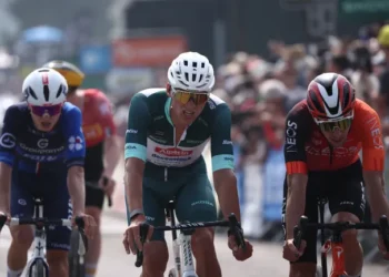 “Een van de zwaarste fietsdagen ooit” – VanderPoel mist Dauphiné-overwinning na “gokje” in ontsnapping