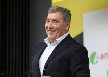 Breaking News: Belgische koninklijke familie eert wielericoon Eddy Merckx met Lifetime Achievement Award voor zijn bijdrage aan de Belgische identiteit door middel van sport