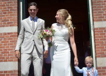 Wout Van Aert en Sarah de Bie vragen fans om met hen te bidden en te vieren ter ere van hun 7-jarig huwelijksjubileum: “Het was geen gemakkelijke reis, maar met jullie kan ik doorgaan”